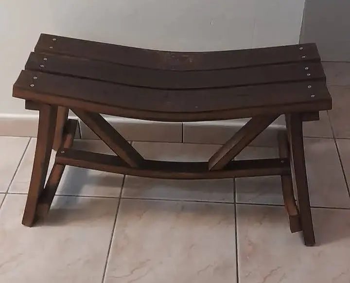 Banc en bois foncé de style tonneau fabriqué en atelier