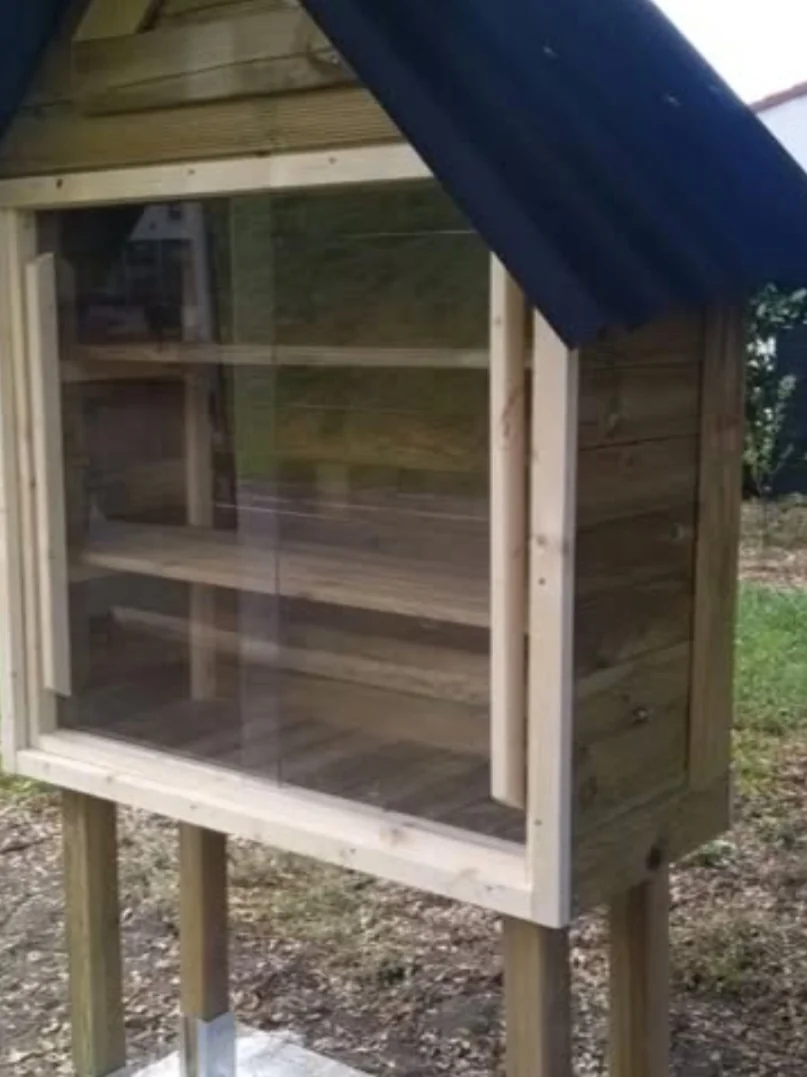 Boîte à livres en bois réalisée lors d'une animation d'entreprise