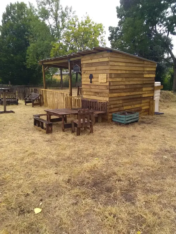 Cabane en bois avec terrasse et mobilier extérieur