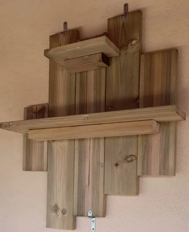 Étagère murale en bois fixée au mur