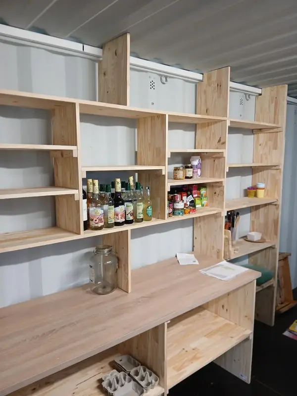 Étagères en bois sur mesure aménagées dans un local