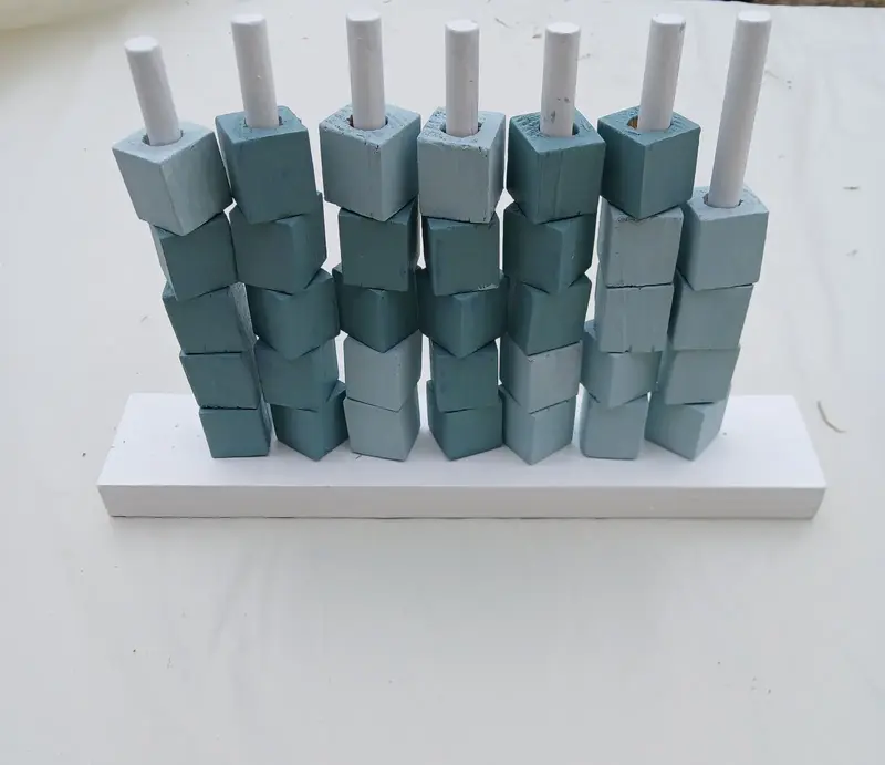 Jeu d'adresse en bois avec cubes empilés