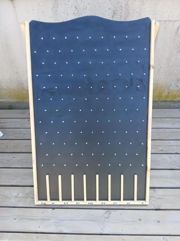 Jeu en bois géant type bagatelle avec trous numérotés