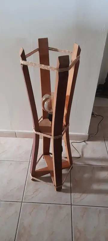 Lampadaire en bois conique réalisé à partir de douelles de barrique