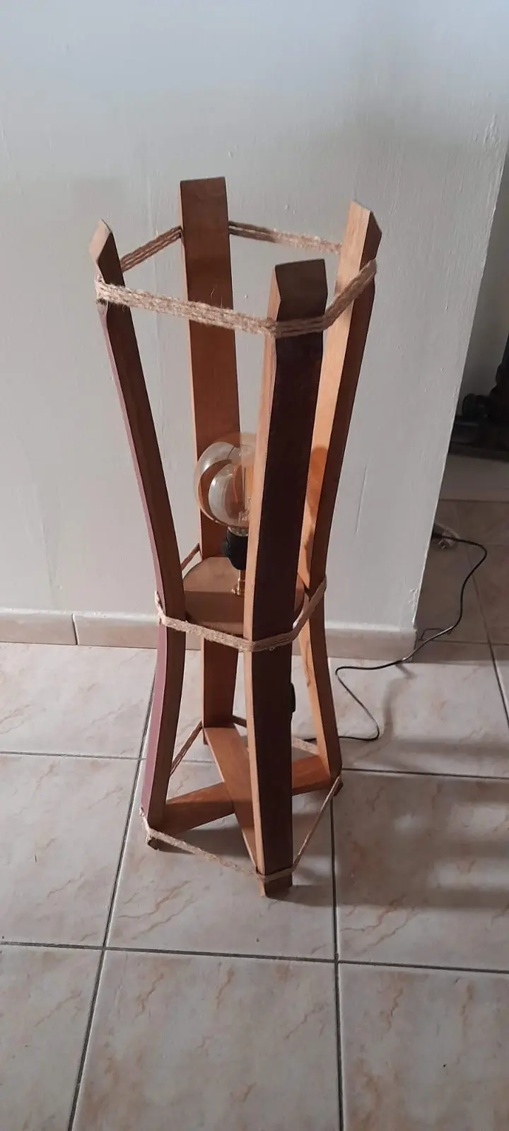 Lampadaire en bois conique réalisé à partir de douelles de barrique
