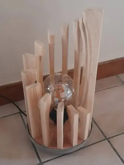 Lampe en bois artisanale avec ampoule à filament