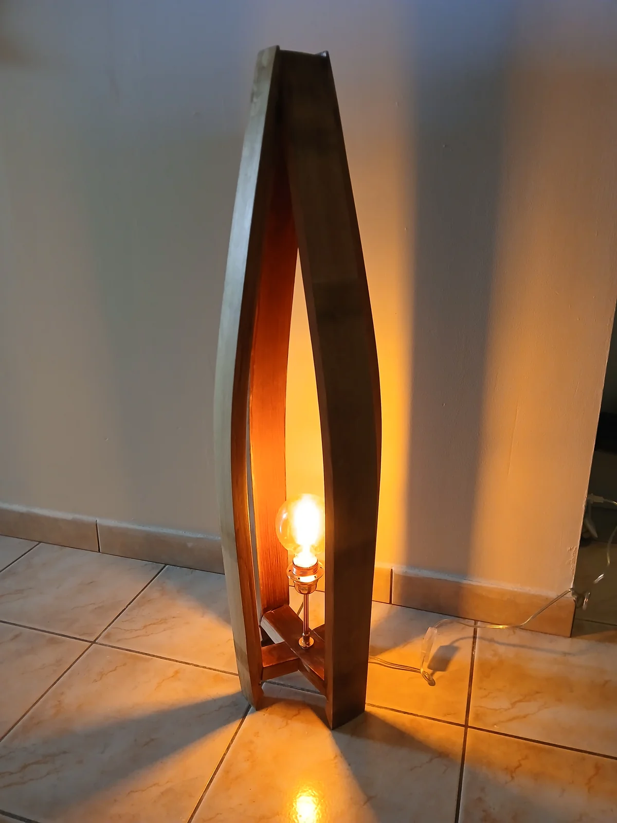Lampe en bois réalisée à partir d'une douelle de barrique fermée
