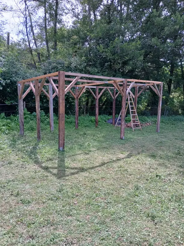 Ossature en bois en cours de montage lors d'un anniversaire ou événement