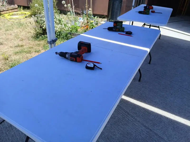 Outils prêts pour un atelier bricolage bois en extérieur