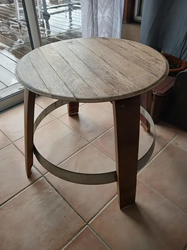 Table basse ronde en bois de barrique avec cerclage métallique